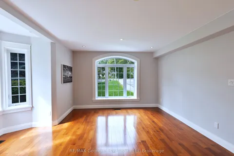 105 Duckworth Street, ON L4M 3V9