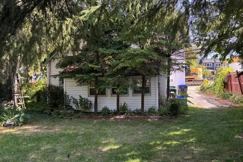 304 Saint Paul Street, ON L9Y 3P7