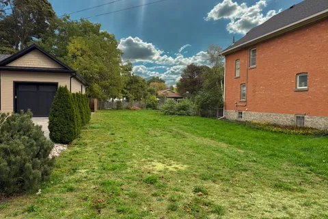 299 Beech Street, ON L9Y 2T7