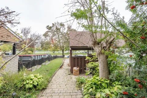 34 LAMPMAN Lane, ON L4N 5B1