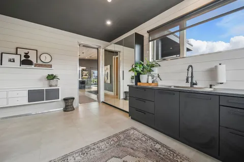 7 Meadowlark Way, ON L9Y 0K1