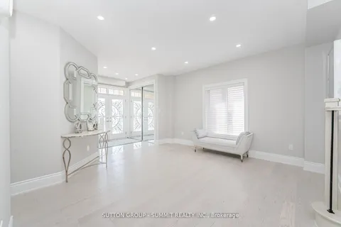 16 Westminster Circle, ON L4M 0A3