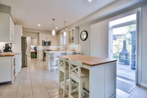 63 The Queensway N/A, ON L4M 7J3