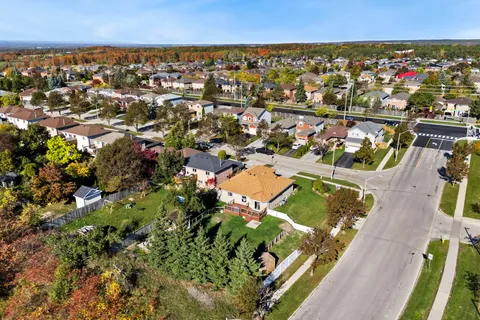 7 ASSINIBOINE Drive, ON L4N 8G4