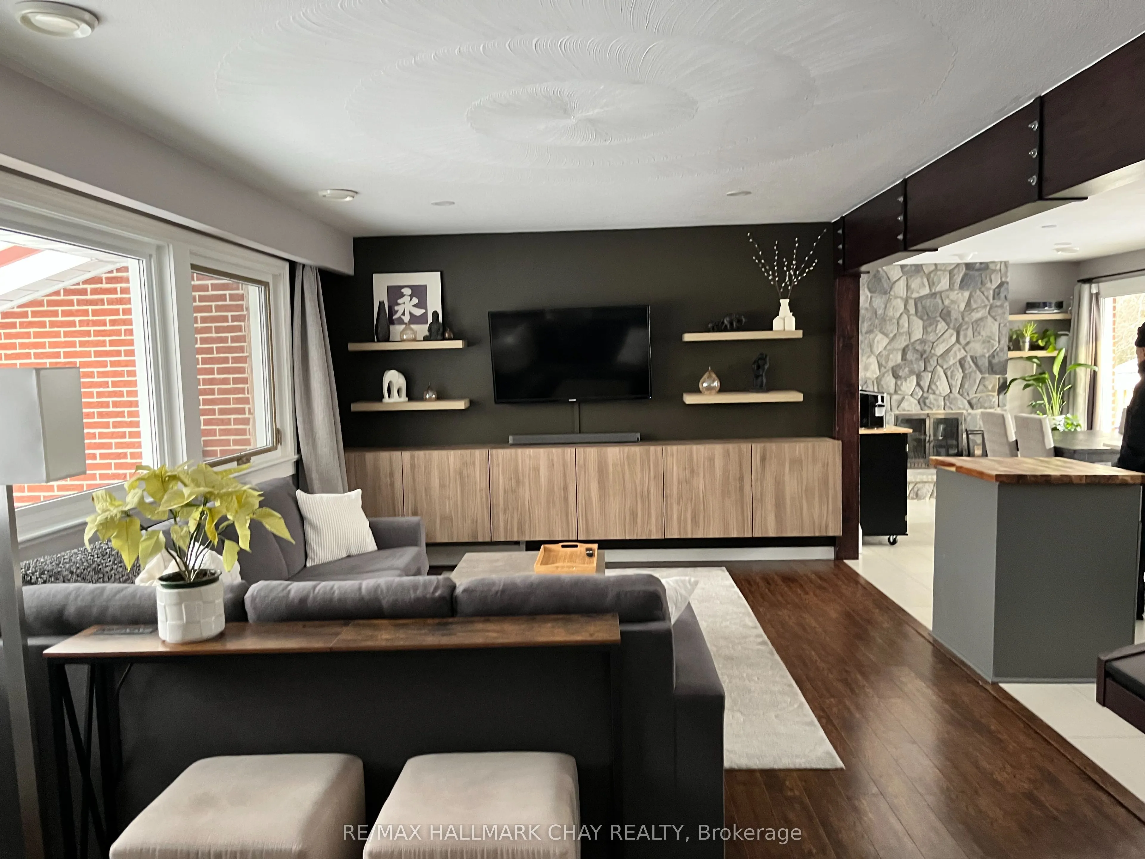 595 Big Bay Point Road, ON L4N 3Z9