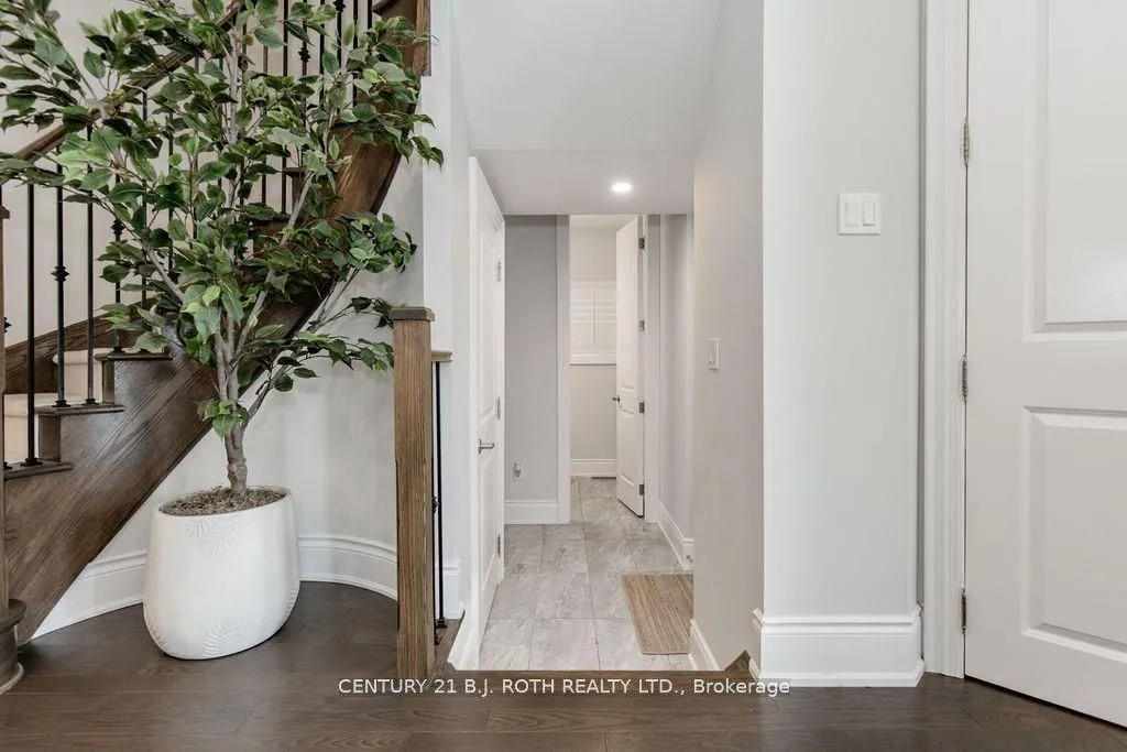 20 WESTMINSTER Circle, ON L4M 0A3