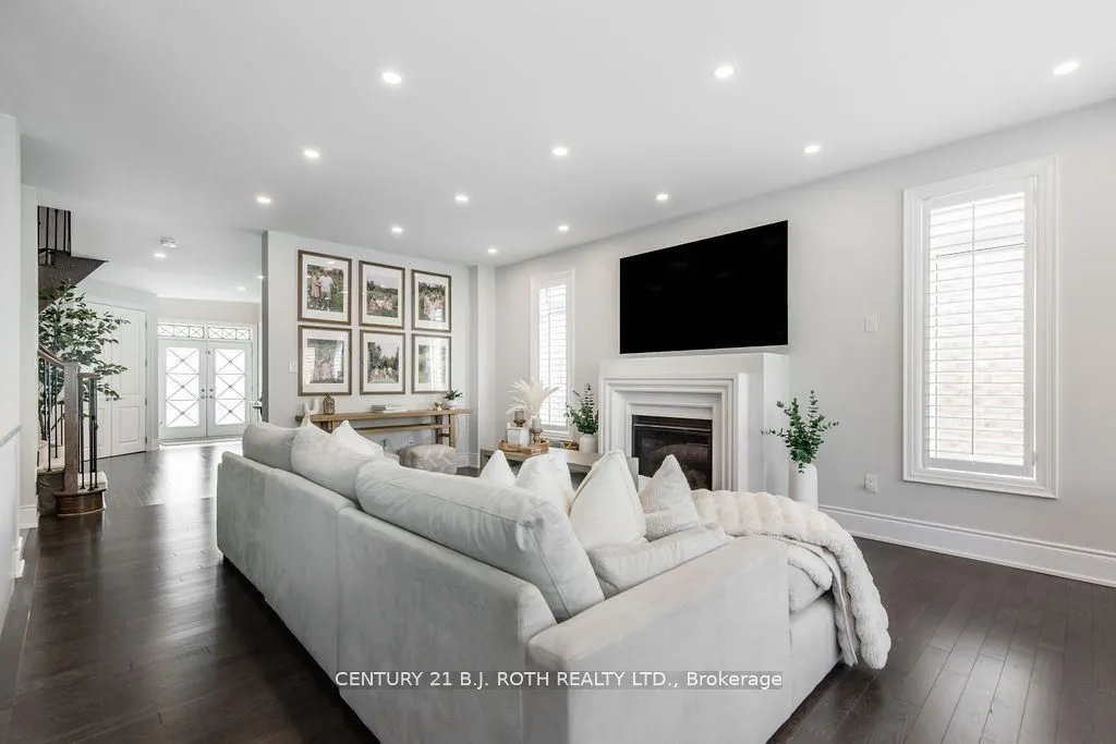 20 WESTMINSTER Circle, ON L4M 0A3