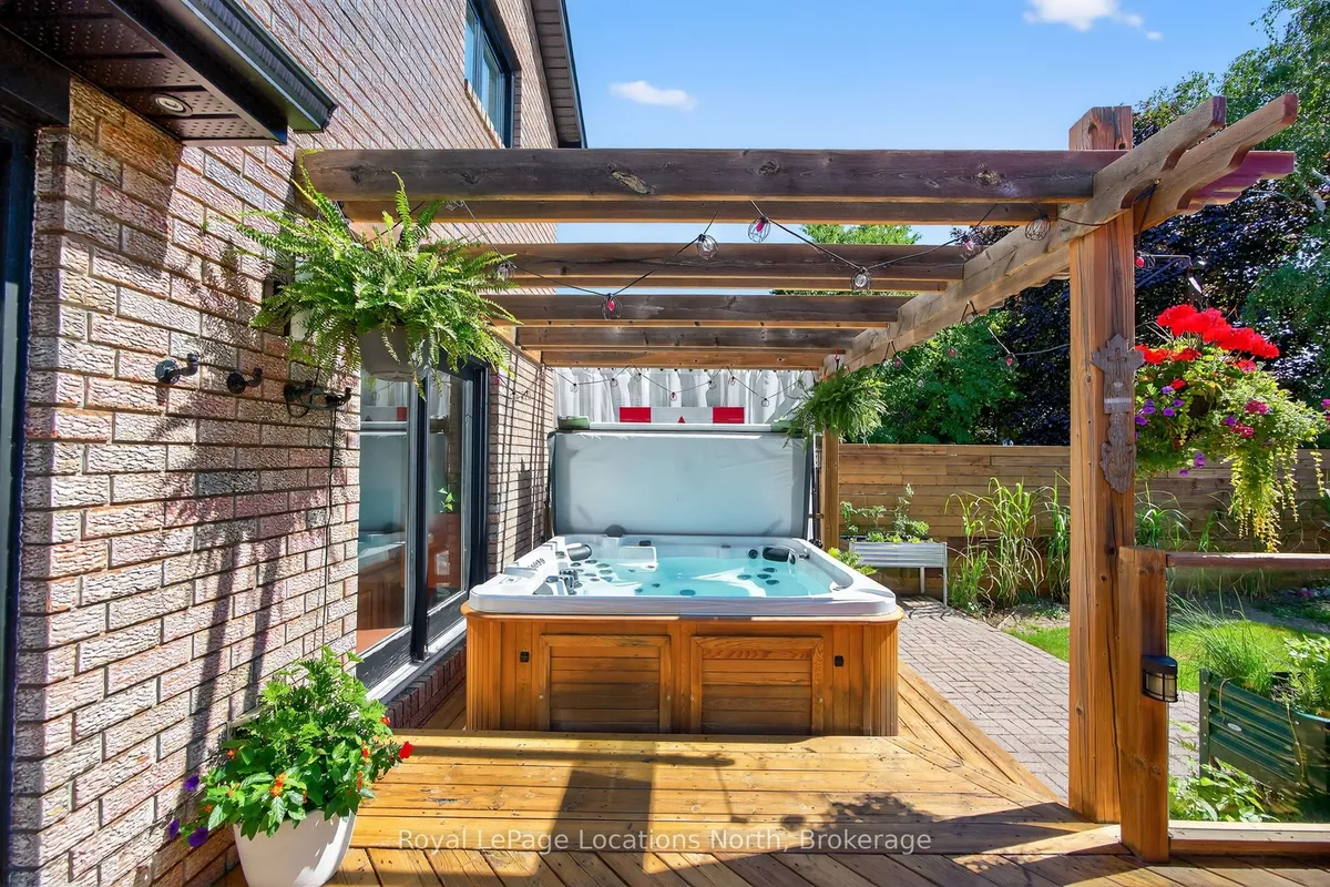 8 Burnside Court, ON L9Y 4R7