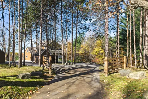 646 MOONSTONE RD W Road, ON L0L 1V0