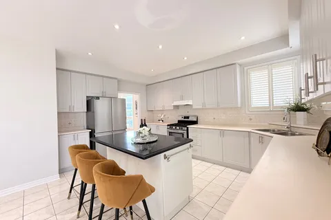 18 The Queensway N/A, ON L4M 7H6