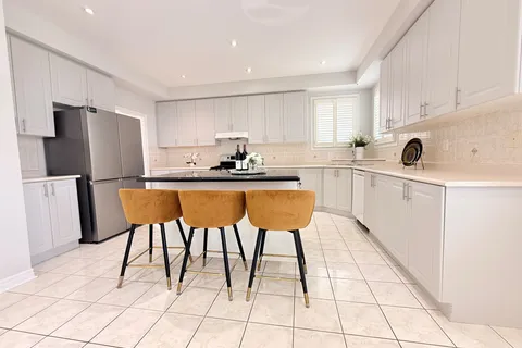 18 The Queensway N/A, ON L4M 7H6