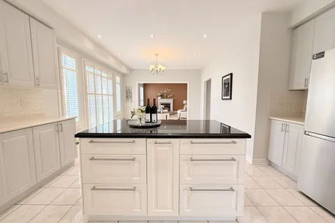 18 The Queensway N/A, ON L4M 7H6