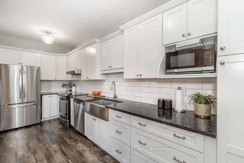 9 Aikens Crescent, ON L4N 8M6