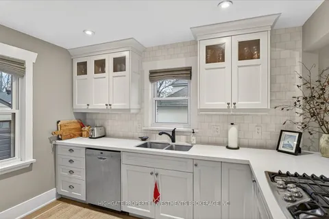 75 Dundonald Street, ON L4M 3T2