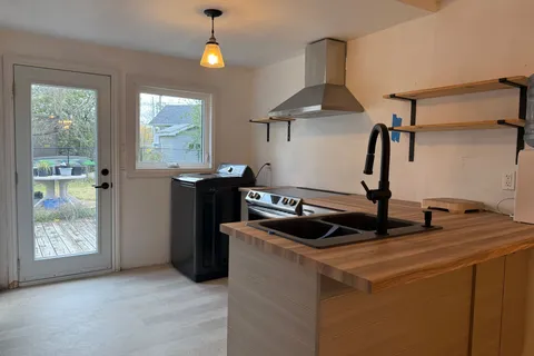 20 Sandell Street, ON L9Y 3Z1