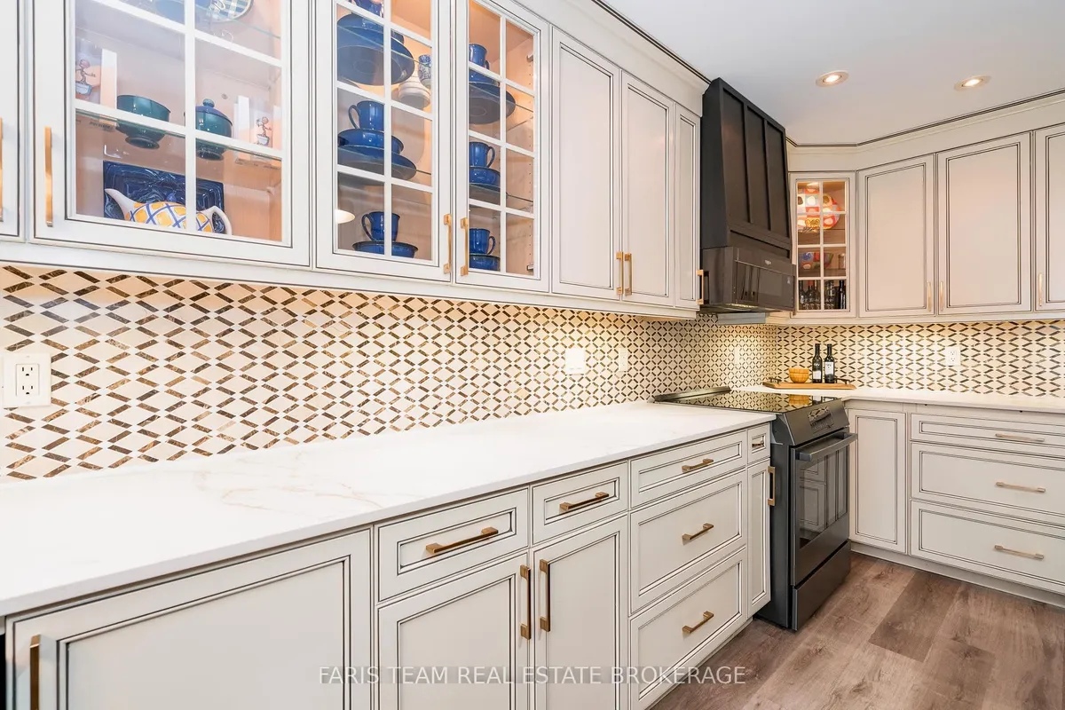 6 Meadowbrook Boulevard, ON L9M 0M2