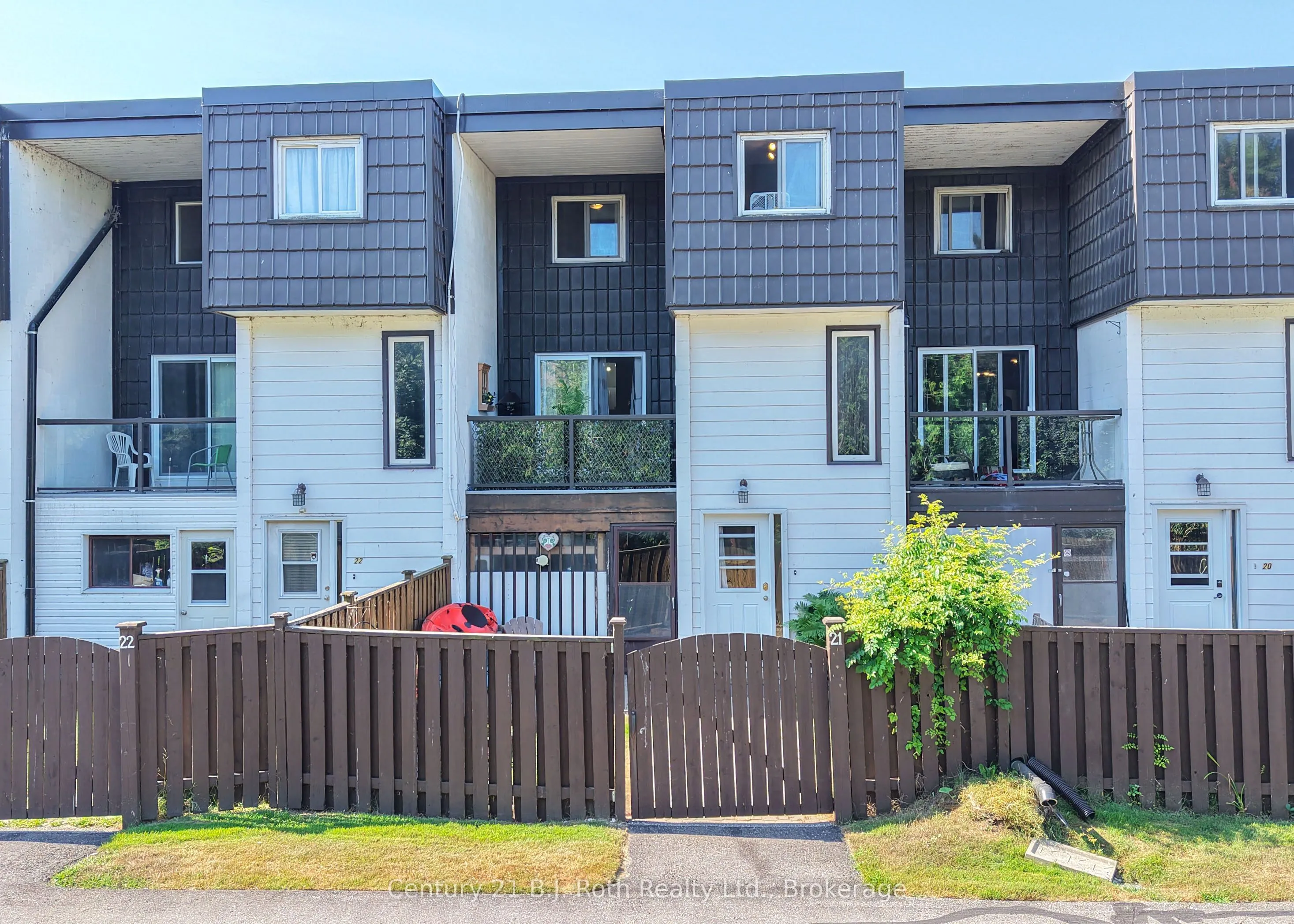 Condo Townhouse 3 bedroom 2 bathroom at 40 Victoria Crescent in Orillia - MLS# S12577594