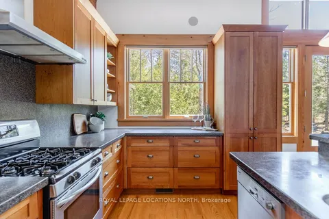 3 Robertson Crt, Clearview, ON L9Y 3Y9