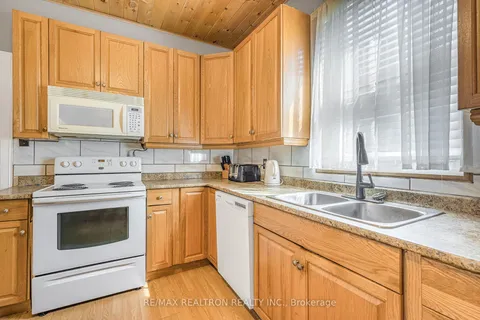 72 Henry St, Barrie, ON L4N 1C7