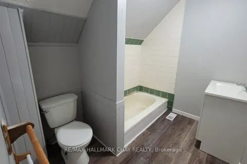 48 Rose St, Barrie, ON L4M 2T2