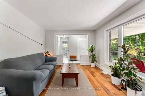 18 Lawrence Ave, Springwater, ON L9X 0W3