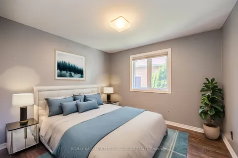 36 Glen Oak Crt, Barrie, ON L4M 6M4