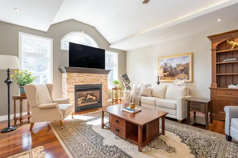 1 Bunker Pl, Oro-Medonte, ON L0L 2L0