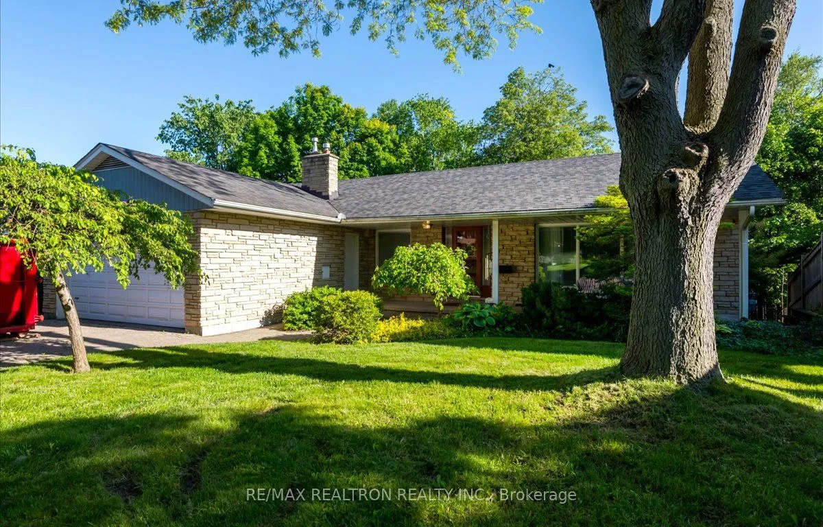 16 Tower Cres, Barrie, ON L4N 2V2