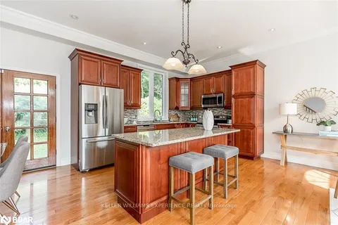 16 GRAY Lane, Barrie, ON L4N 7T1