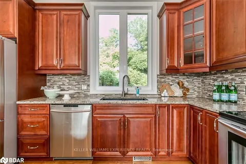 16 GRAY Lane, Barrie, ON L4N 7T1