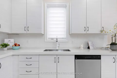 15 Pearl St, Wasaga Beach, ON L9Z 0G9