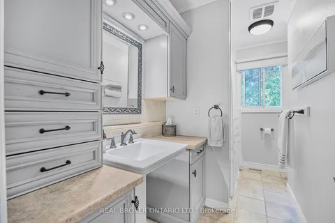 22 Patterson Pl, Barrie, ON L4N 6T2
