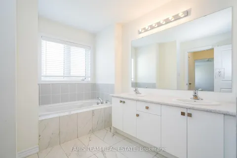 57 Alnwick St, Barrie, ON L9J 0L4