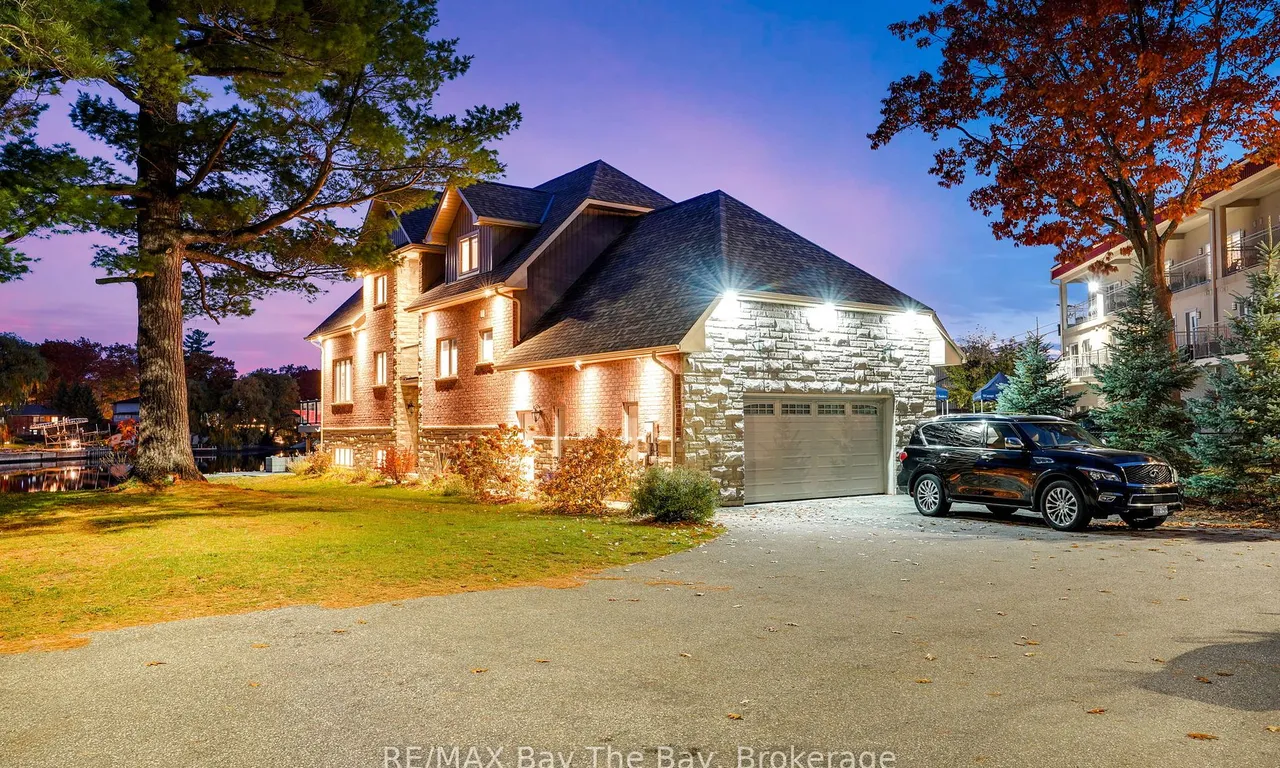 22 10th St, Wasaga Beach, ON L9Z 2Y8
