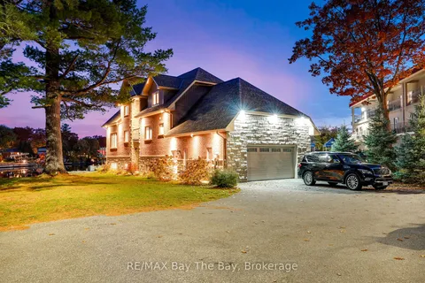 22 10th St, Wasaga Beach, ON L9Z 2Y8