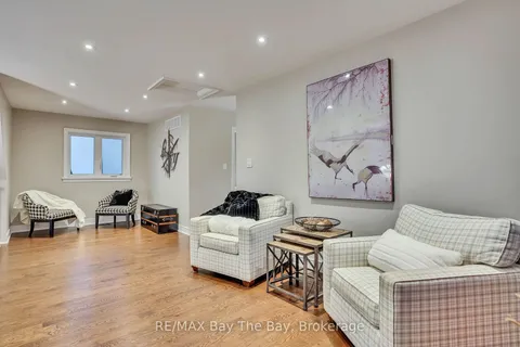 22 10th St, Wasaga Beach, ON L9Z 2Y8