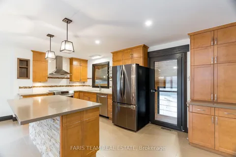 8 Campfire Crt, Barrie, ON L4M 5G9