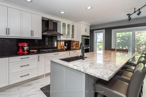 10 Saxon Rd, Barrie, ON L4M 7G6