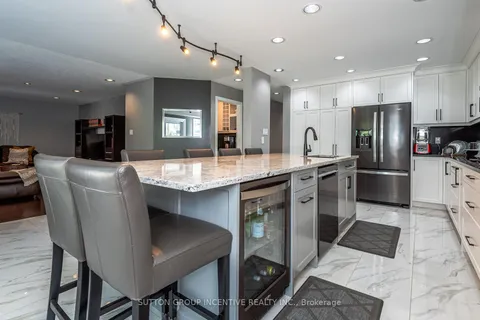 10 Saxon Rd, Barrie, ON L4M 7G6