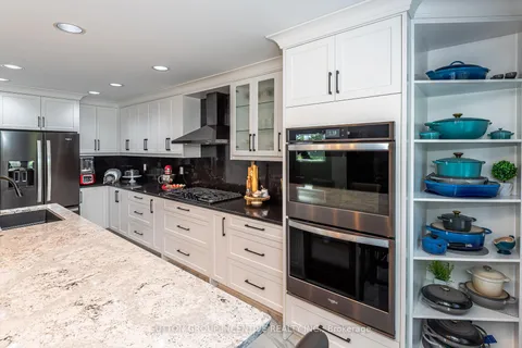 10 Saxon Rd, Barrie, ON L4M 7G6