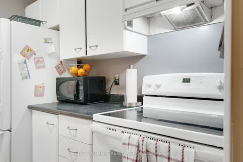 16 Gosney Cres, Barrie, ON L4N 6T6
