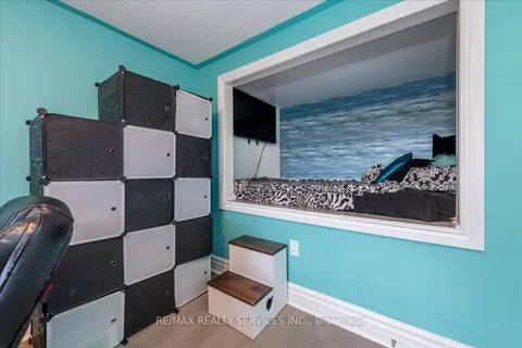8 Wells Cres, Barrie, ON L4N 5W5