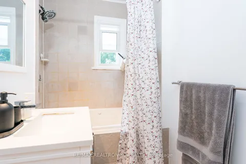 34 Penetang St, Barrie, ON L4M 1V9