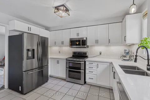 16 PRINCE EDWARD Pl, Barrie, ON L4M 7J5