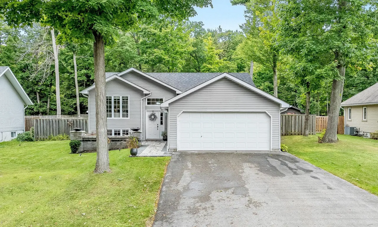39 Saint Laurent Blvd, Tiny, ON L9M 1R3