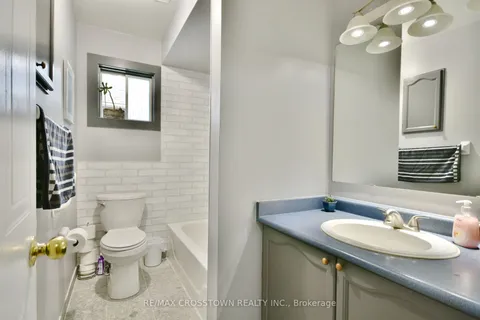 22 Nicholson Dr, Barrie, ON L4N 8L7
