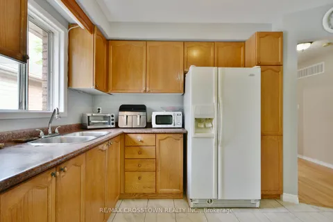 22 Nicholson Dr, Barrie, ON L4N 8L7