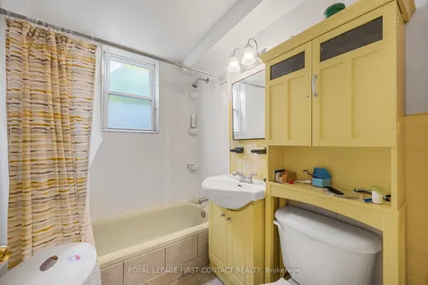 137 Vancouver St, Barrie, ON L4M 4M5