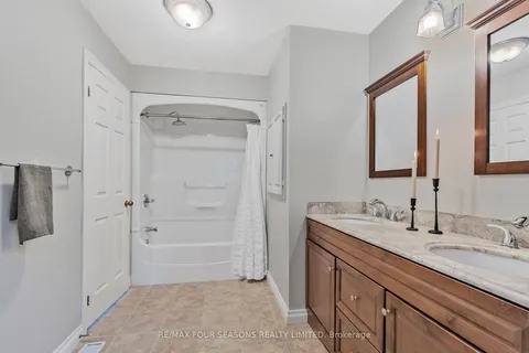 377 Peel St, Collingwood, ON L9Y 3W5