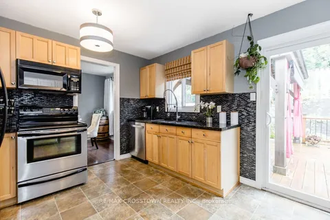 15 Bristow Crt, Barrie, ON L4N 6T1